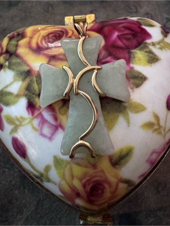 Jewelry - Jade cross pendant with 10K  gold wired